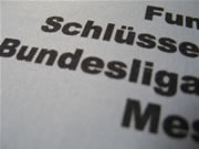 Nahaufnahme des Schriftdruckes der Autoflagge